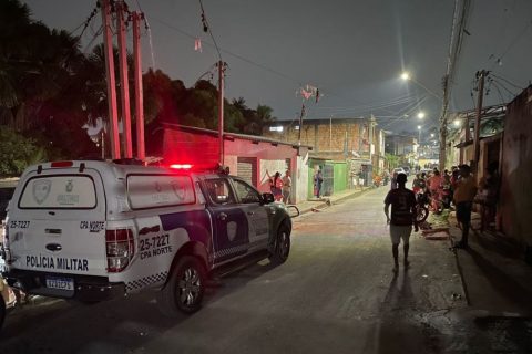 Homem é perseguido e executado em lanchonete; proprietária do estabelecimento foi baleada