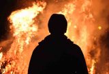 Homem de 58 anos é preso por causar incêndio e impedir passagem de família em Manaus