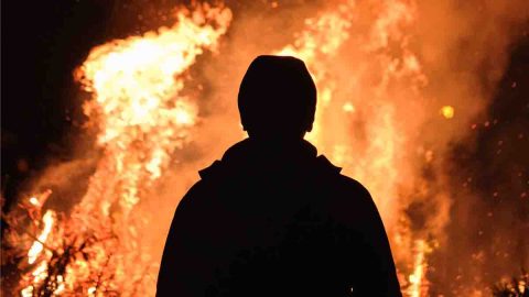 Homem de 58 anos é preso por causar incêndio e impedir passagem de família em Manaus