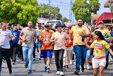 Comunidade recebe David Almeida com alegria durante caminhada no bairro Colônia Antônio Aleixo