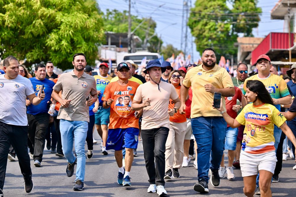 Comunidade recebe David Almeida com alegria durante caminhada no bairro Colônia Antônio Aleixo Comunidade recebe David Almeida com alegria durante caminhada no bairro Colônia Antônio Aleixo