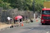 Caminhão tomba e população saqueia carga de cerveja na avenida Rodrigo Otávio