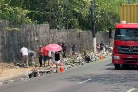 Caminhão tomba e população saqueia carga de cerveja na avenida Rodrigo Otávio