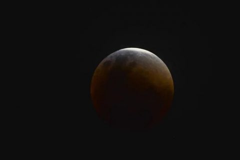 Eclipse parcial da Lua acontece hoje; veja como assistir pela internet