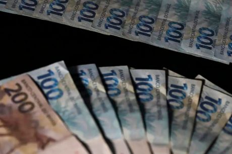 Caixa e BB liberam abono salarial para nascidos em março e abril