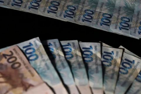Caixa e BB liberam abono salarial para nascidos em março e abril