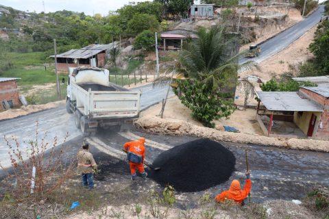 Comunidades da zona Leste de Manaus recebem serviços de pavimentação e moradores comemoram