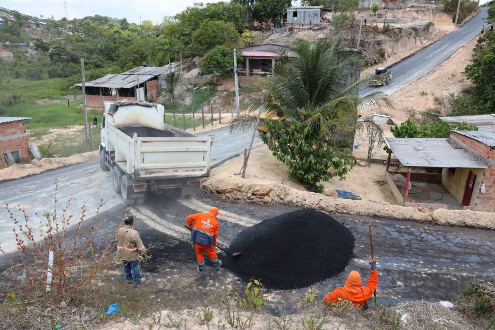 Comunidades da zona Leste de Manaus recebem servi&ccedil;os de pavimenta&ccedil;&atilde;o e moradores comemoram