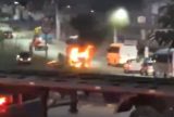 Motoristas ateiam fogo em van e ameaçam paralisar serviços durante protesto no Distrito Industrial