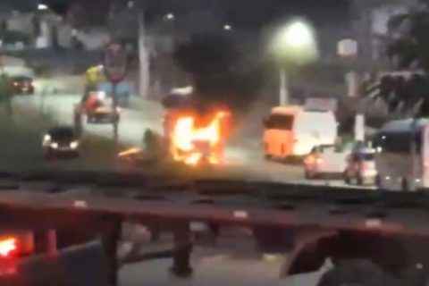 Motoristas ateiam fogo em van e ameaçam paralisar serviços durante protesto no Distrito Industrial