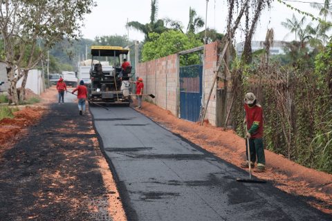 Após 13 anos em solo natural, comunidade Nações Indígenas recebe serviços de pavimentação em Manaus
