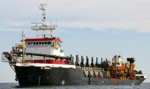 Draga responsável pela desassoreamento da enseada do Rio Madeira e da Costa do Tabocal já está a caminho de Manaus