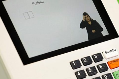 Urna eletrônica terá tradutor de Libras na tela para assegurar acessibilidade no dia da votação