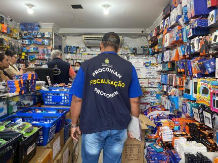 Lojas de assistência técnica são fiscalizadas durante operação RecuperaFone no bairro São José