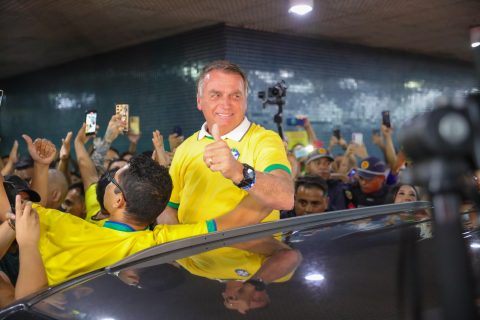 Bolsonaro é recebido com festa por multidão de apoiadores no aeroporto de Manaus