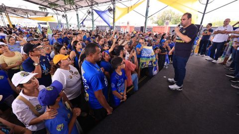 ‘Adesivaço’ de Roberto Cidade reúne centenas de apoiadores na zona Norte de Manaus