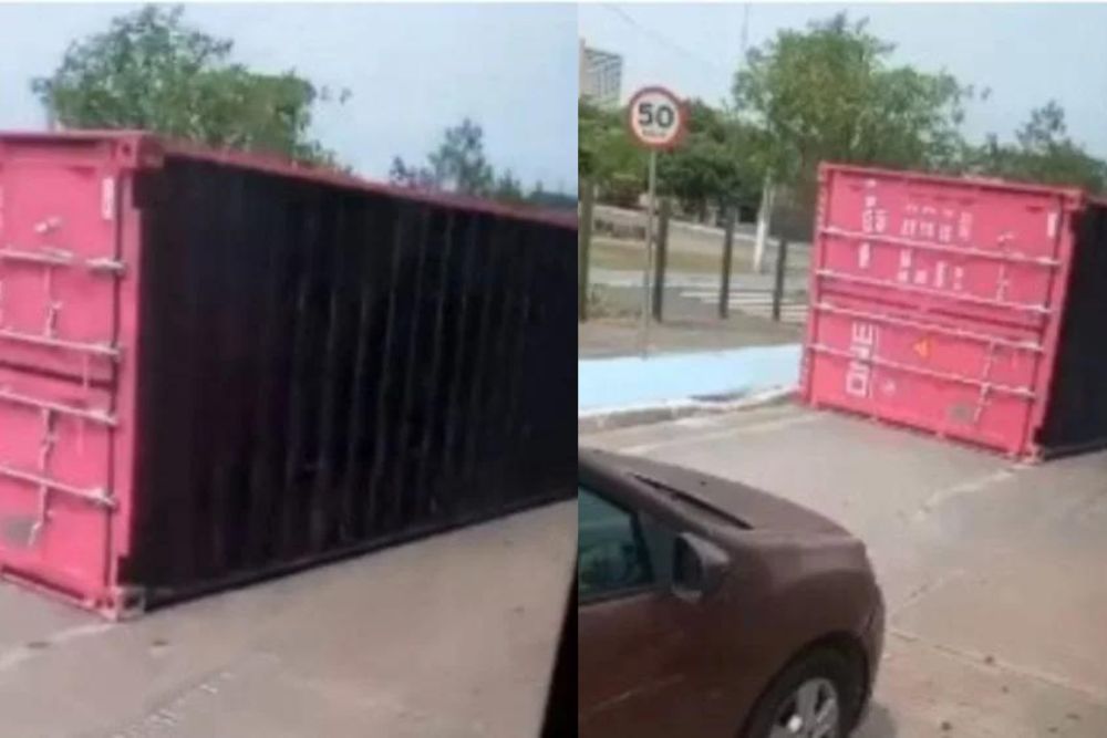 Contêiner tomba e atrapalha trânsito na Bola da Suframa em Manaus Contêiner tomba e atrapalha trânsito na Bola da Suframa em Manaus