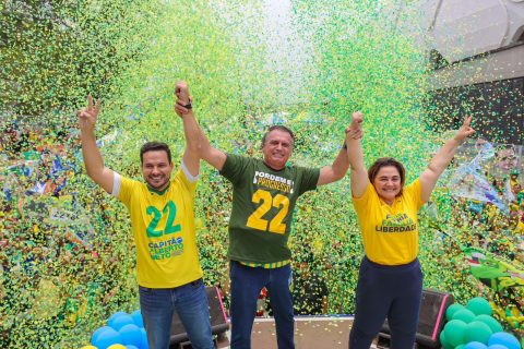 ‘Aqui é de capitão para capitão, no PT é de ladrão para ladrão’, diz Bolsonaro em Manaus. Veja vídeos