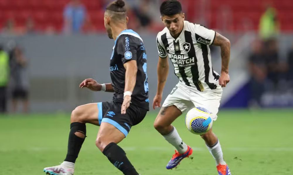 Brasileirão: Botafogo e Grêmio empatam sem gols em Brasília Brasileirão: Botafogo e Grêmio empatam sem gols em Brasília