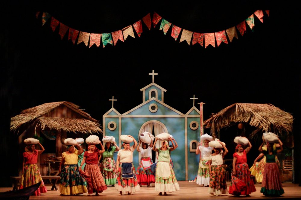 Idosos protagonizam espet&aacute;culo 'Est&oacute;rias que meu pai contou' e emocionam p&uacute;blico em apresenta&ccedil;&atilde;o no Teatro Amazonas
