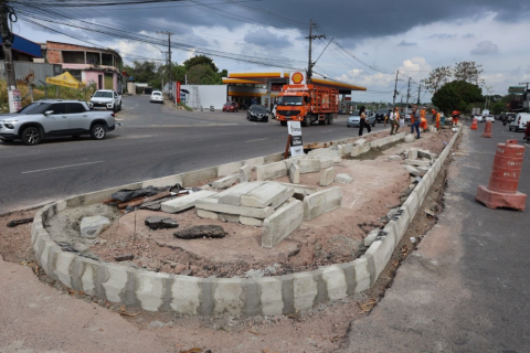 Avenidas do bairro Nova Cidade ganham canteiro central em Manaus