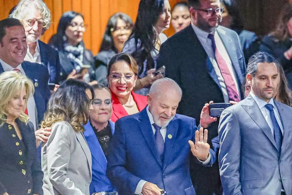Lula desembarca em Brasília após avião presidencial apresentar problema técnico no México Lula desembarca em Brasília após avião presidencial apresentar problema técnico no México