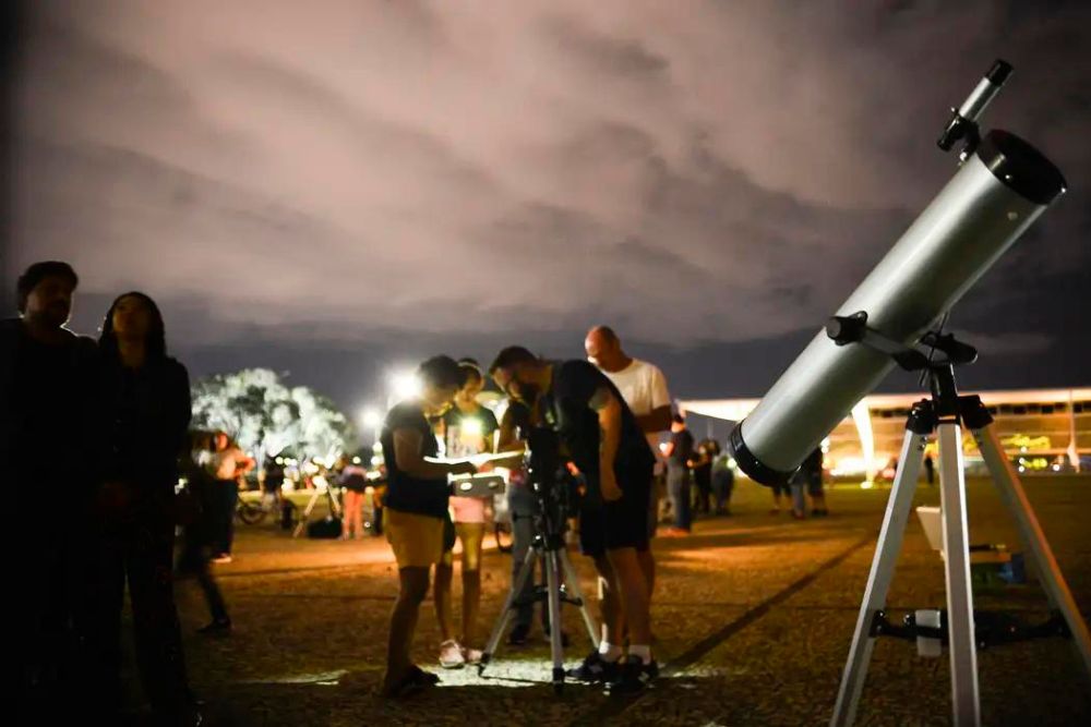 Cometa que passará perto da Terra poderá ser visto no Brasil Cometa que passará perto da Terra poderá ser visto no Brasil
