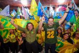Capitão Alberto Neto e Maria do Carmo são recebidos com festa durante comício no Clube dos Oficiais