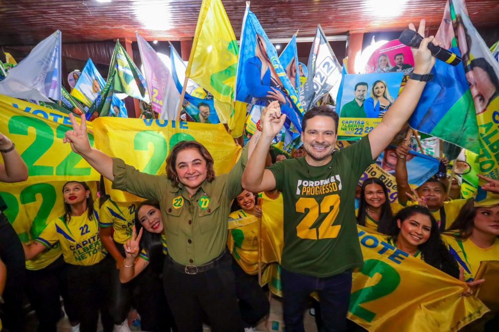 Capit&atilde;o Alberto Neto e Maria do Carmo s&atilde;o recebidos com festa durante com&iacute;cio no Clube dos Oficiais