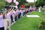 Servidores da FCecon participam do 'Abraço Rosa' e promovem acolhimento a pacientes da unidade