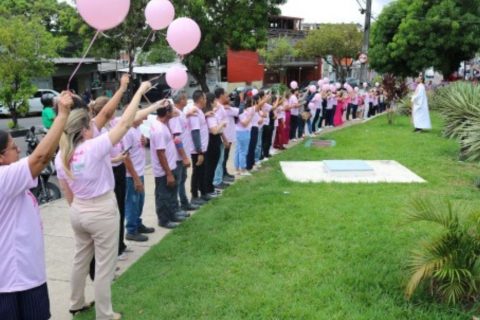 Servidores da FCecon participam do 'Abraço Rosa' e promovem acolhimento a pacientes da unidade