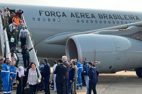 Segundo voo com brasileiros repatriados do Líbano pousa em São Paulo com 227 passageiros
