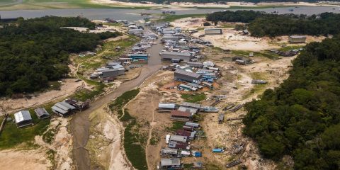 Seca no Amazonas afeta transporte fluvial e reduz em até 80% o volume de cargas