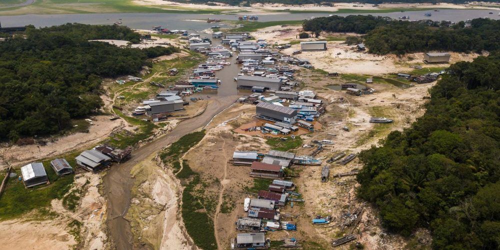 Seca no Amazonas afeta transporte fluvial e reduz em até 80% o volume de cargas Seca no Amazonas afeta transporte fluvial e reduz em até 80% o volume de cargas