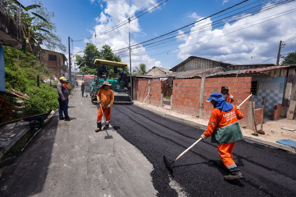 Rua na Colônia Terra Nova recebe serviços de asfaltamento após 17 anos sem infraestrutura Rua na Colônia Terra Nova recebe serviços de asfaltamento após 17 anos sem infraestrutura