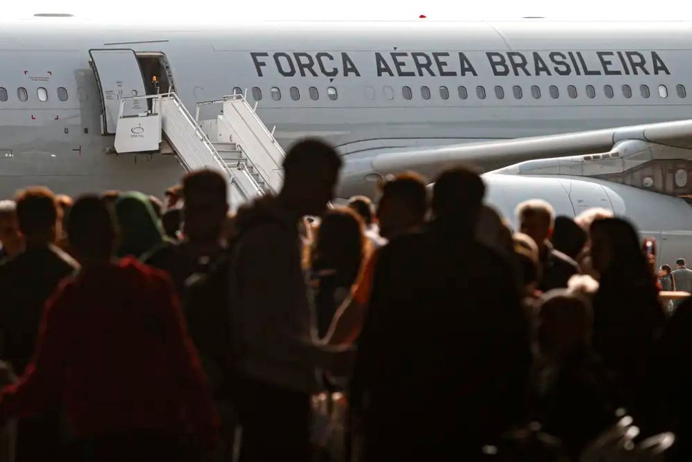 Terceiro voo da FAB com 218 repatriados do L&iacute;bano chega ao Brasil