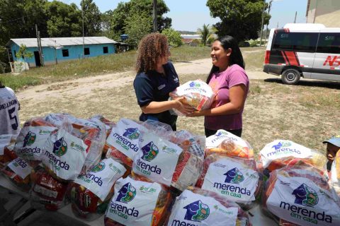 Seduc distribui kits do 'Merenda em Casa' para alunos da zona rural de Manaus