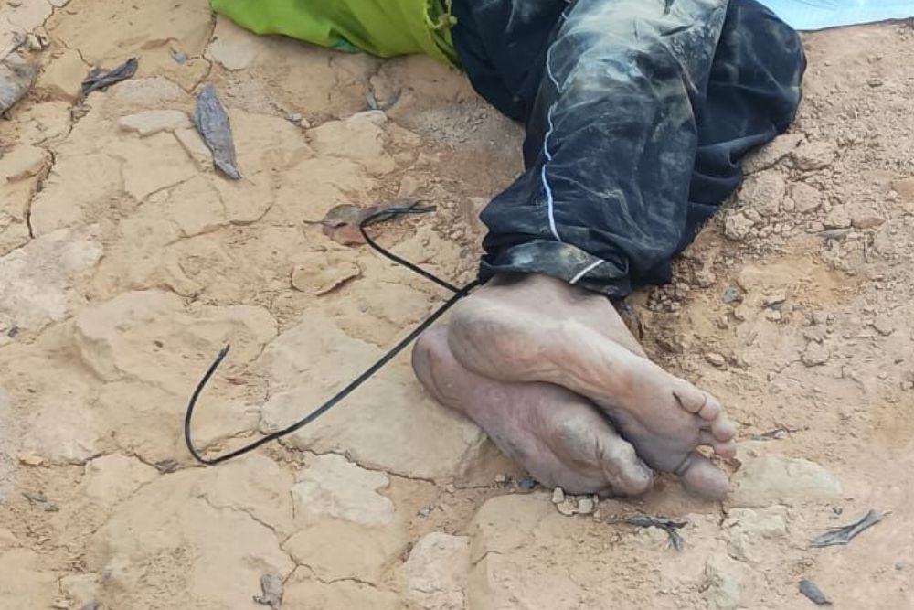 Junto a bilhete, corpo é encontrado com sinais de espancamento no ramal do Brasileirinho Junto a bilhete, corpo é encontrado com sinais de espancamento no ramal do Brasileirinho
