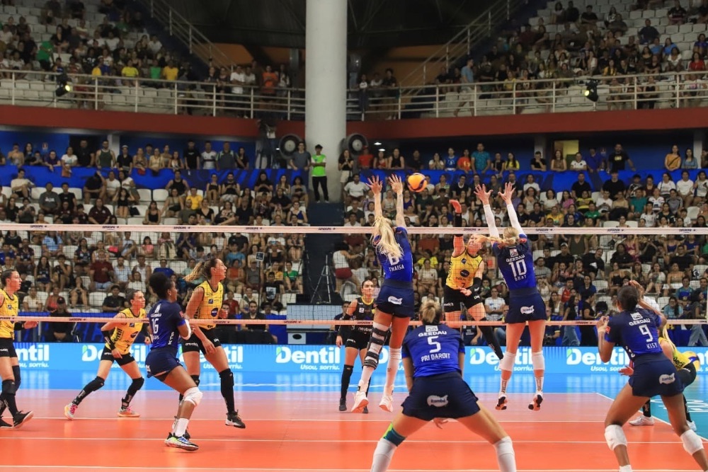 Em jogo inédito, torcedores lotam Arena Amadeu Teixeira para decisão da Supercopa de Vôlei Feminino 2024 Em jogo inédito, torcedores lotam Arena Amadeu Teixeira para decisão da Supercopa de Vôlei Feminino 2024