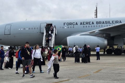 Quinto voo da FAB pousa em São Paulo com 220 brasileiros repatriados do Líbano
