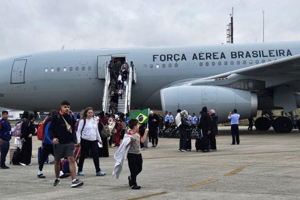 Quinto voo da FAB pousa em S&atilde;o Paulo com 220 brasileiros repatriados do L&iacute;bano