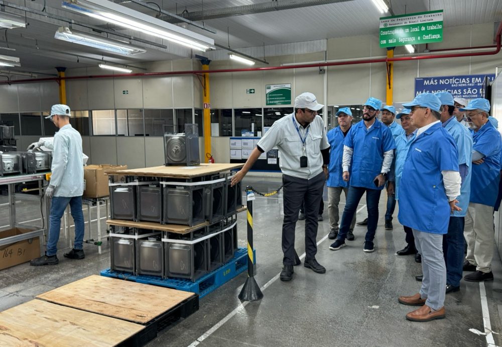 Suframa acompanha produção de micro-ondas com novas tecnologias durante visita a Panasonic em Manaus Suframa acompanha produção de micro-ondas com novas tecnologias durante visita a Panasonic em Manaus