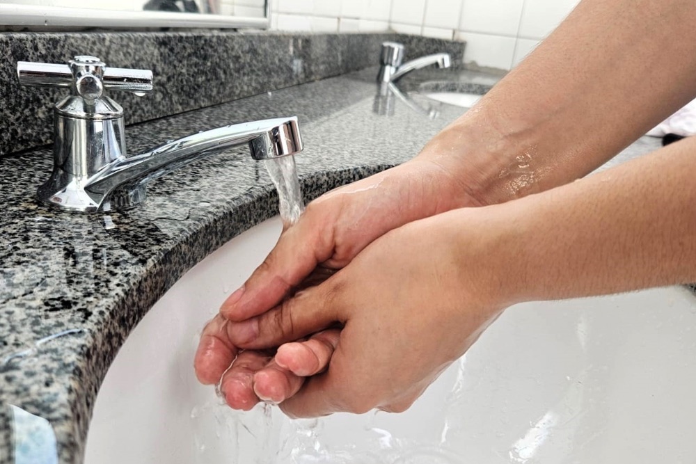 Saúde destaca importância da lavagem das mãos para prevenir doenças e infecções Saúde destaca importância da lavagem das mãos para prevenir doenças e infecções