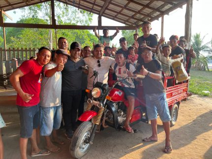 Prefeito de Barreirinha entrega triciclos motorizados para moradores do interior e da Área Indígena Sateré-Mawé