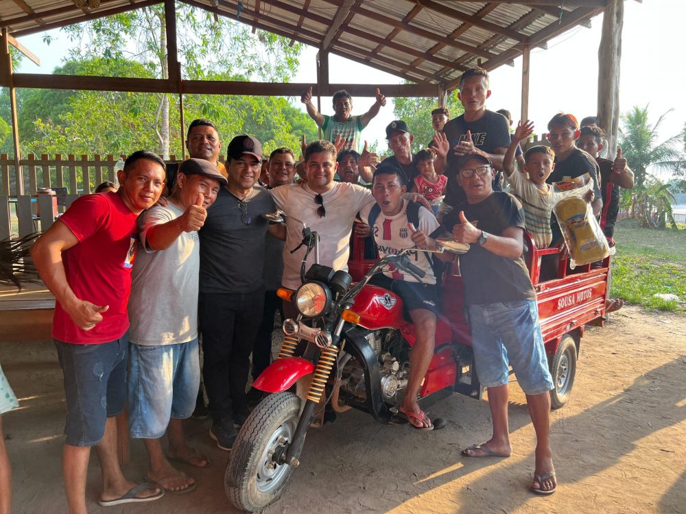 Prefeito de Barreirinha entrega triciclos motorizados para moradores do interior e da Área Indígena Sateré-Mawé Prefeito de Barreirinha entrega triciclos motorizados para moradores do interior e da Área Indígena Sateré-Mawé