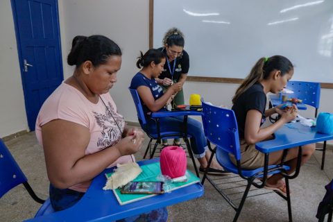 Ação social leva oficina de crocheteria para mulheres de Iranduba