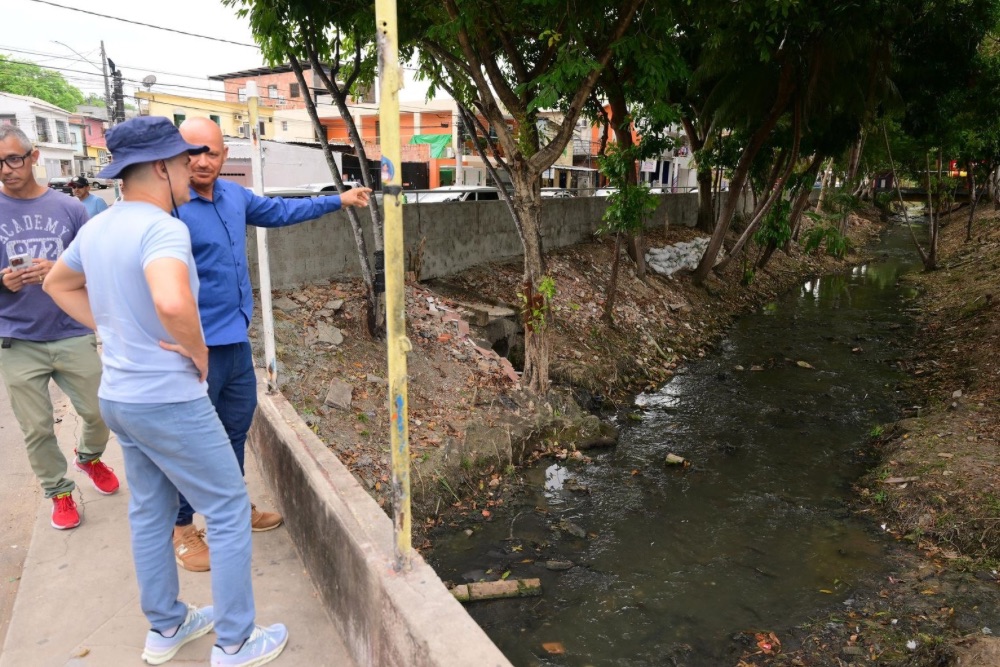 Prefeito David Almeida vistoria limpeza e revitaliza&ccedil;&atilde;o do igarap&eacute; do Coroado