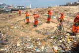 Prefeitura reforça ações de combate ao lixo flutuante e retira lixo da orla da Manaus Moderna