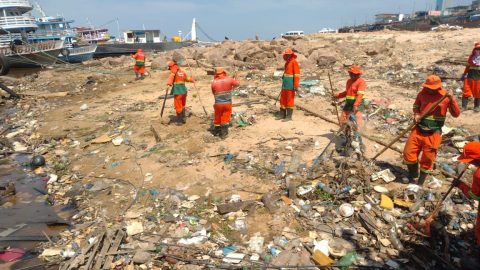 Prefeitura reforça ações de combate ao lixo flutuante e retira lixo da orla da Manaus Moderna