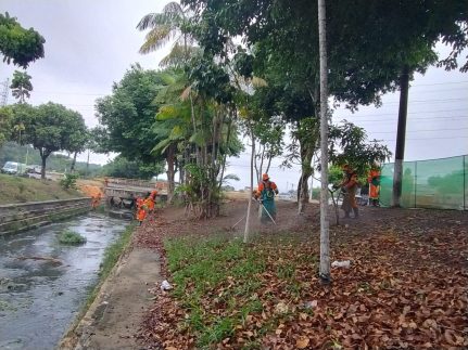 Igarapé do Passarinho recebe serviços de limpeza e coleta de lixo na Zona Norte de Manaus